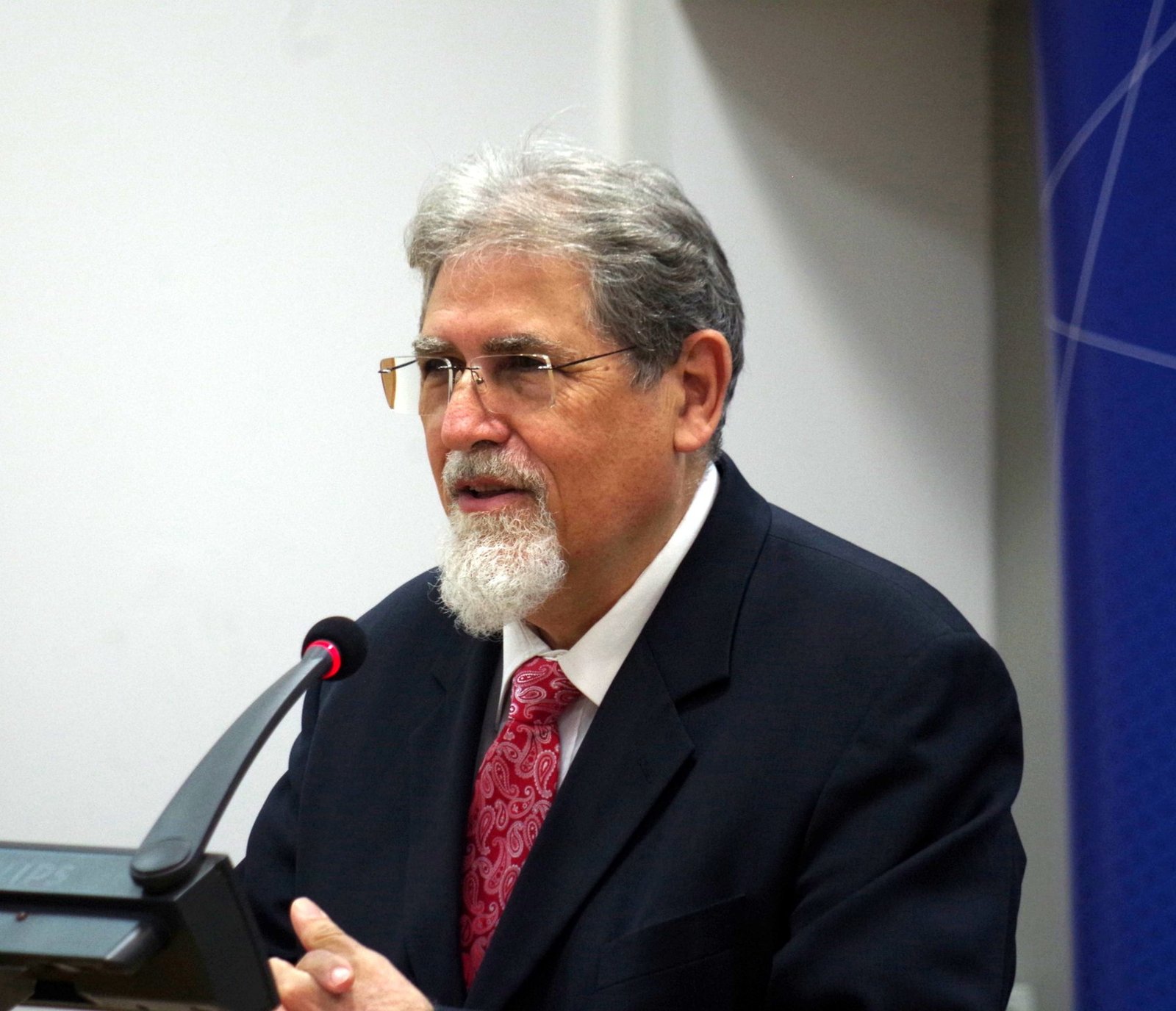 Max Stern speaking at a lecture